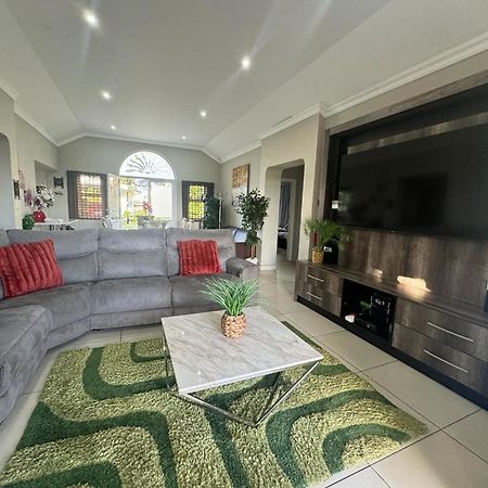 Villa Caylee Caribbean Estates - Ultra-Luxurious - Rimas Interiors Designs - Private Beachfront Escape - Premium Serviced For 8 Guests Port Edward Eksteriør billede