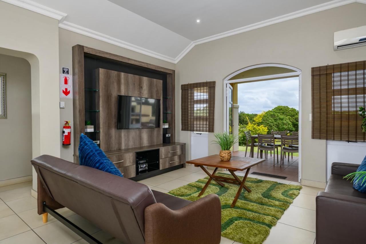 Villa Caylee Caribbean Estates - Ultra-Luxurious - Rimas Interiors Designs - Private Beachfront Escape - Premium Serviced For 8 Guests Port Edward Eksteriør billede