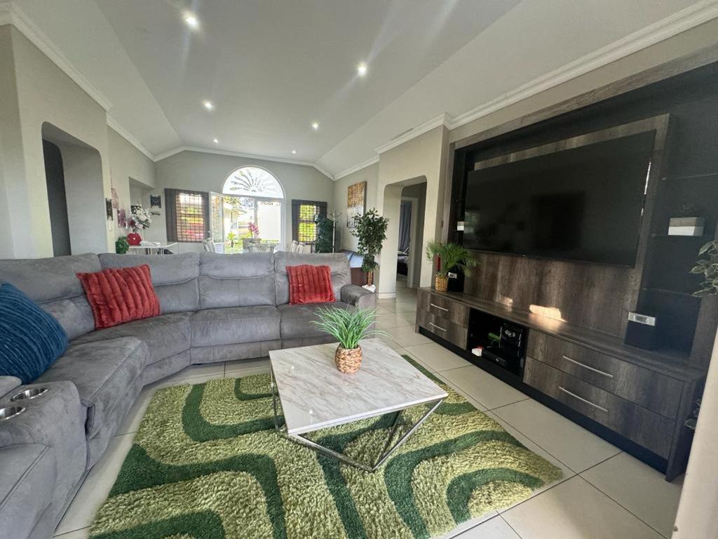Villa Caylee Caribbean Estates - Ultra-Luxurious - Rimas Interiors Designs - Private Beachfront Escape - Premium Serviced For 8 Guests Port Edward Eksteriør billede
